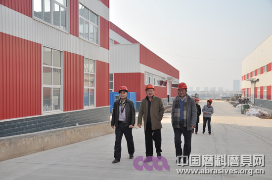 中國(guó)機(jī)床工具工業(yè)協(xié)會(huì)磨料磨具分會(huì)秘書(shū)長(zhǎng)陳鵬、河南工業(yè)大學(xué)材料學(xué)院副院長(zhǎng)栗正新一行到淄博調(diào)研魯信高新和淄博金龍等企業(yè)