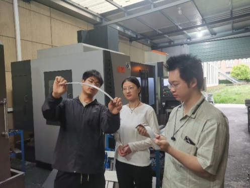 中量大學生研發(fā)新型柔性打磨拋光設(shè)備：破解高端制造加工難題